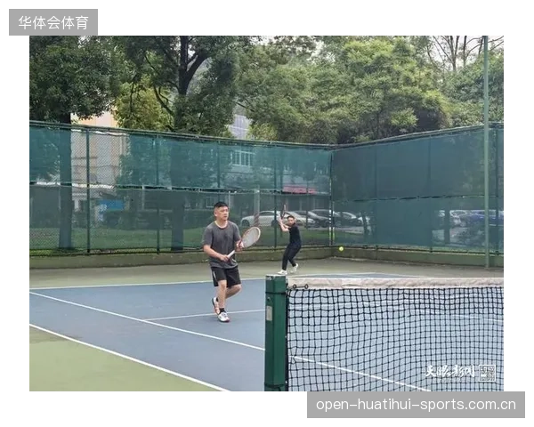 网球选手完成赛前适应训练，底线击球质量提升